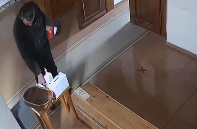 "Набожный" вор на Закарпатье перекрестился и опустошил коробки для пожертвований: момент попал на видео