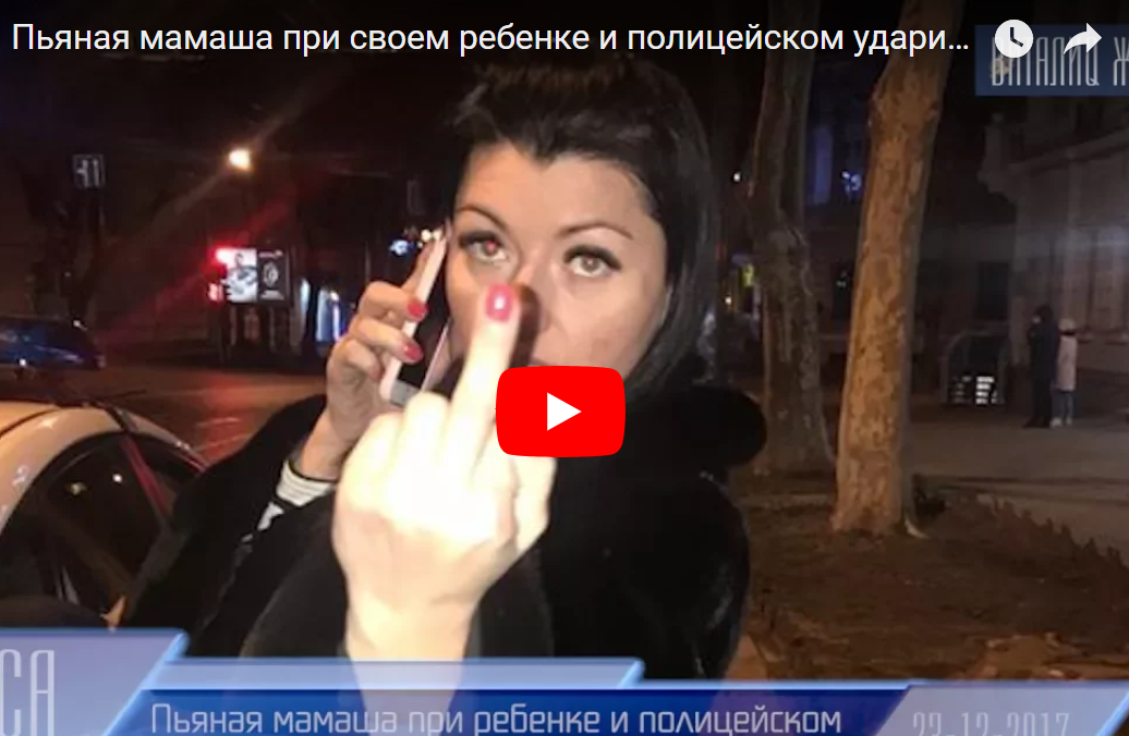 В Одессе разгорается крупный скандал: опубликовано видео, как задержанная пьяной за рулем чиновница мэрии с матом набросилась на полицейских и ударила журналиста, - кадры
