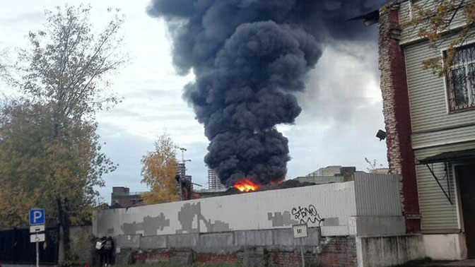 В Москве снова полыхает крупный пожар: на заводе "Серп и Молот" мощным пламенем объяты 400 квадратных метров, - жуткие кадры очевидцев ЧП