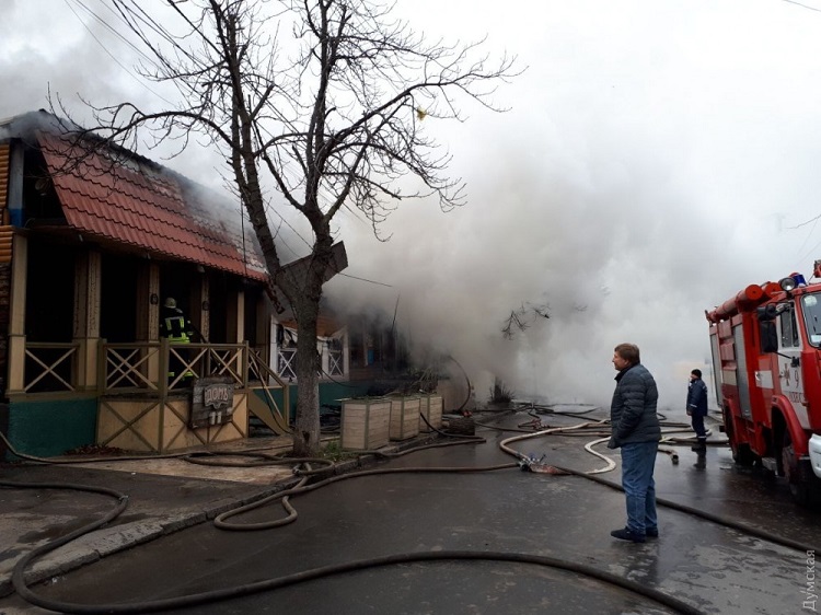Сгорели ресторан и кафе: опубликованы кадры масштабного пожара в Одессе - подробности