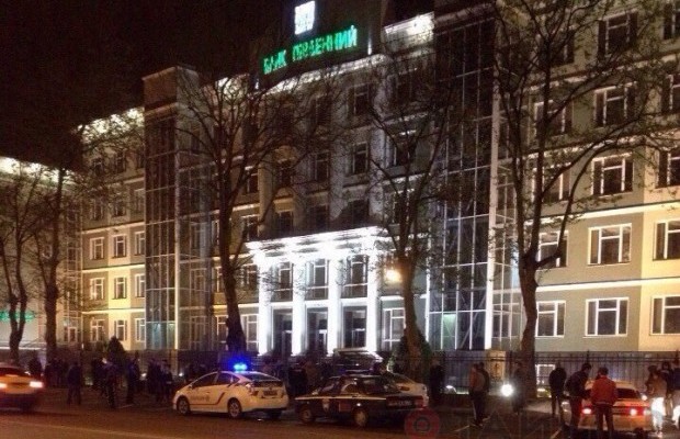 Взрыв в Одессе: ночью по офису банка "Південний" выстрелили из гранатомета. Фото и видео с места происшествия