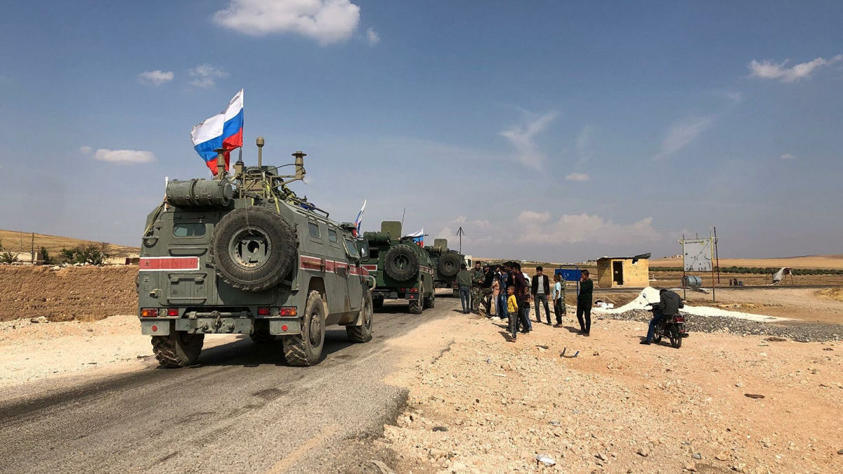 Курды не боятся российских военных: в Сети показали, как они в Сирии закидали камнями колонну РФ