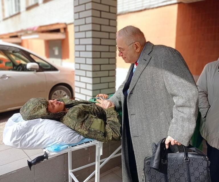 Петросян с сумкой Gucci за 2 тысячи долларов решил повеселить раненых оккупантов в московском госпитале