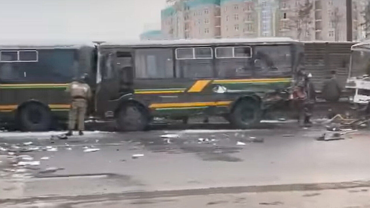 В России в колонну с российскими военными на шоссе врезался самосвал, много погибших: в автобусах были срочники