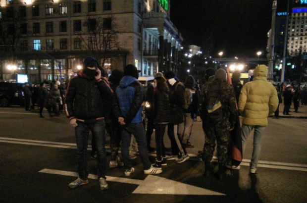 На Майдане активисты начали подрывать петарды