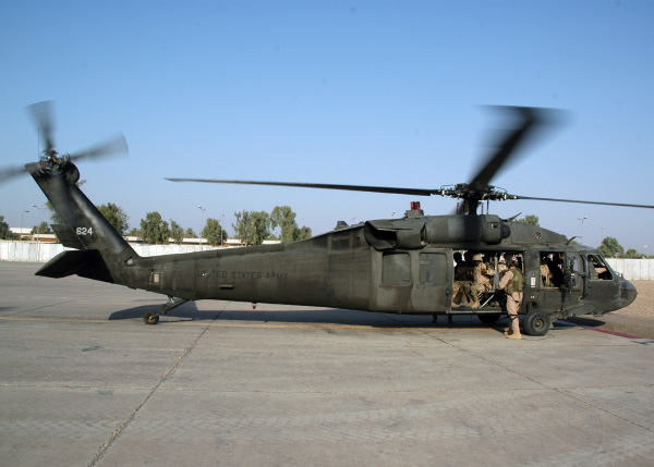 ​Нефтяные поля Кремлю “не светят”: под Дейр-эз-Зором заметили вертолеты UH-60 ВВС США - подробности и кадры