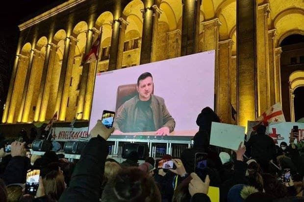 Трансляция выступления Зеленского в Праге собрала десятки тысяч людей: "Если падет Украина, падет вся Европа"
