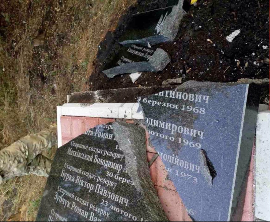 Под Бахмутом вандалы разгромили памятник погибшим воинам батальона имени Кульчицкого