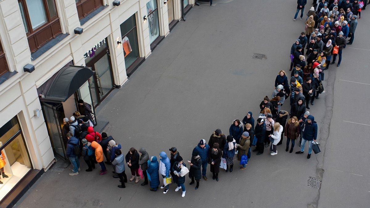Россияне штурмуют магазины: цены на самый популярный в РФ продукт подскочили на 260%