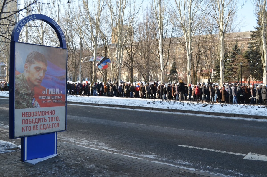 Последнее "представление" в театре "ДНР": появилось показушное видео очереди, "как в мавзолей", на похороны Гиви