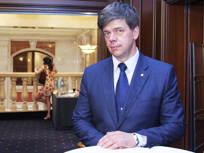 Адвокат Онищенко спешно покинул Украину. Детективы НАБУ не смогли задержать его в аэропорту