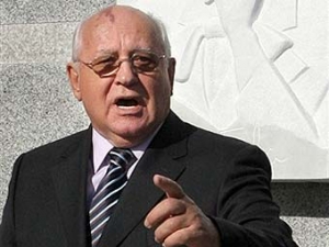 Горбачев призывает не отрывать от России Крым