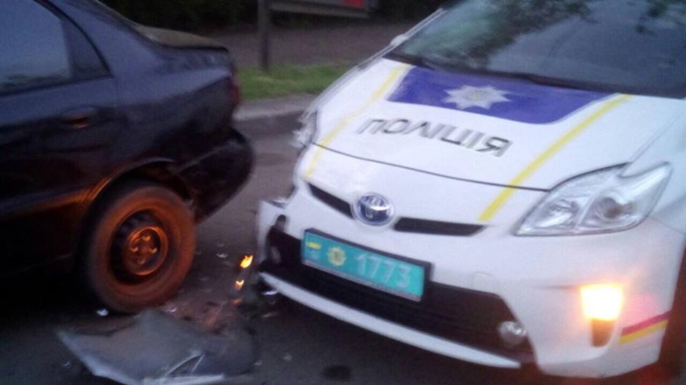 Одесский полицейский патруль сбил таксиста, стоявшего у своей машины, - активист Магера