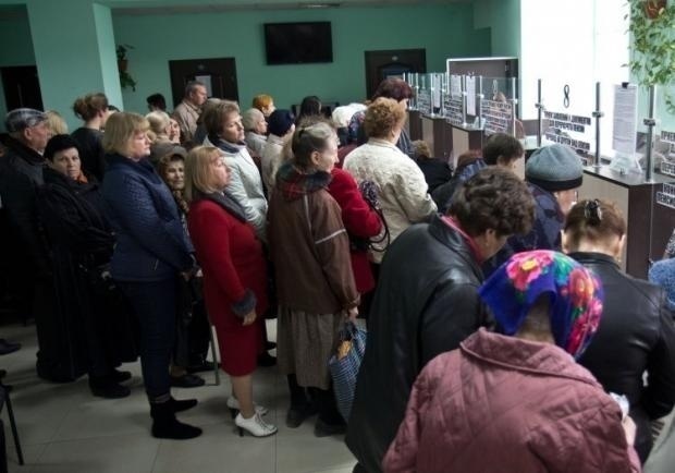 Не переоформившие в Украине пенсии дончане выстаивают километровые очереди за тысячей от ДНР