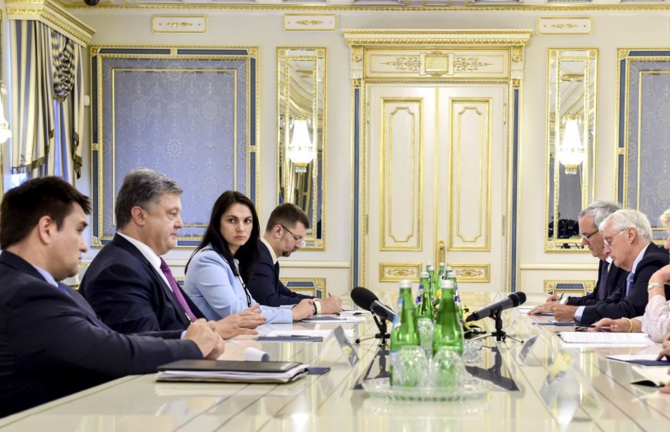 Порошенко - властям Нидерландов: Ассоциация Украины и ЕС должна быть подписана, референдум не станет тому преградой