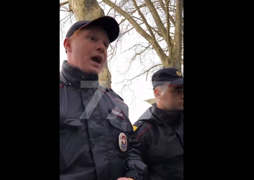 В России начали вводить новый запрет: полиция уже охотится за россиянами с цветами