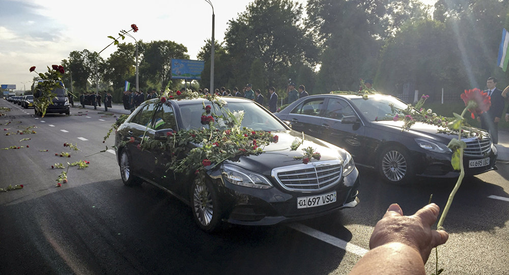 Осыпали розами: в Сети появились эксклюзивные кадры, как с президентом Каримовым прощался его народ (видео)