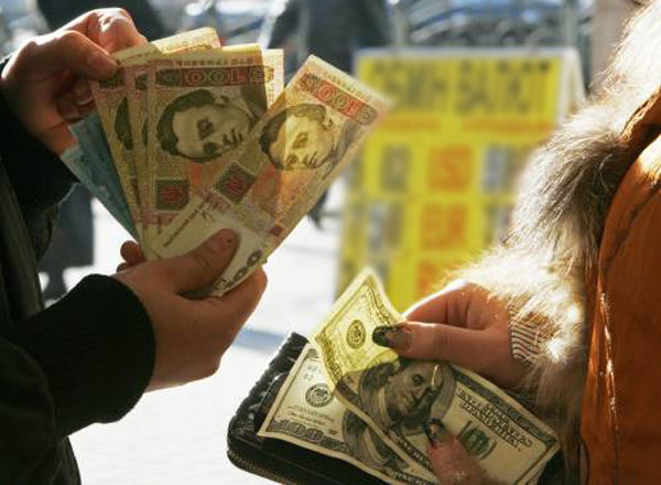 Нацбанк Украины снизил курс доллара почти до 15 грн