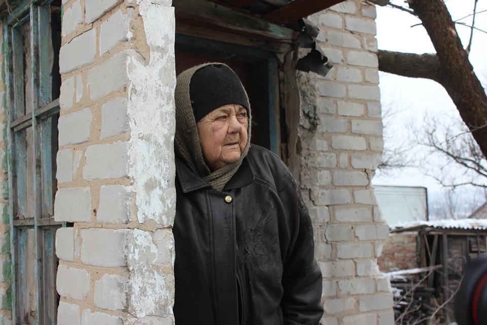 Крик души пенсионерки из Авдеевки в разрушенном боевиками доме: "Я сорок лет тяжело работала, за что вы меня убиваете, за что так издеваетесь?!"