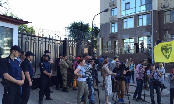 Праздник агрессора сорван: активисты заблокировали консульство РФ в Одессе, не дав провести прием ко "Дню России" 