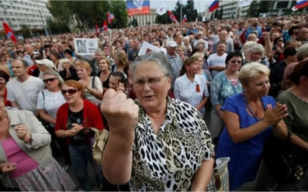 "Такими листовками заклеен весь Донецк", - в ОРДЛО паникуют из-за новой проблемы на фронте