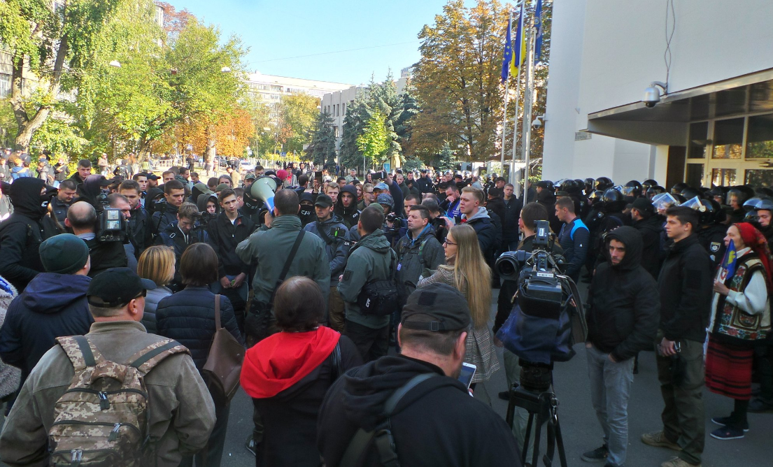 Стычки с полицией, нападение на журналиста NewsOne: крупные столкновения в Киеве на митинге C14 - кадры