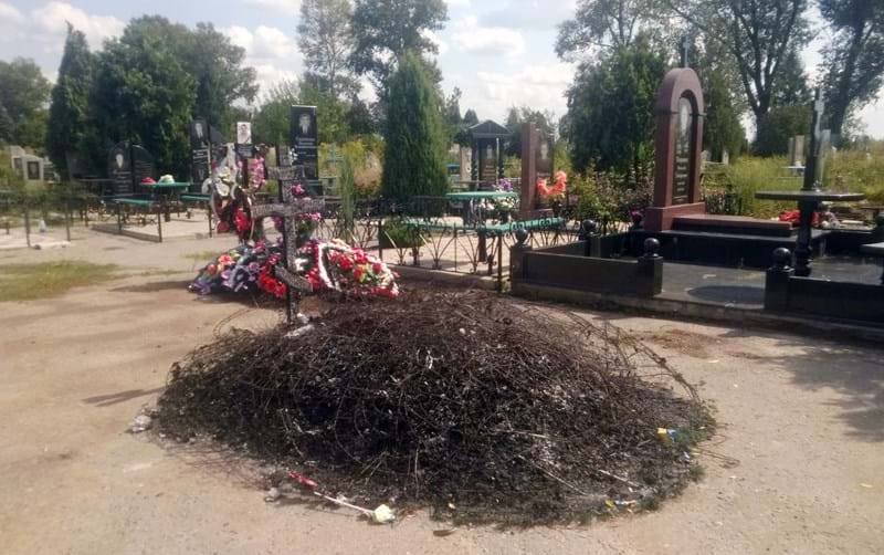 Жуткие фото могилы погибшего бойца АТО: нелюди спалили дотла последнее пристанище защитника Украины в Донецкой области – страшные кадры