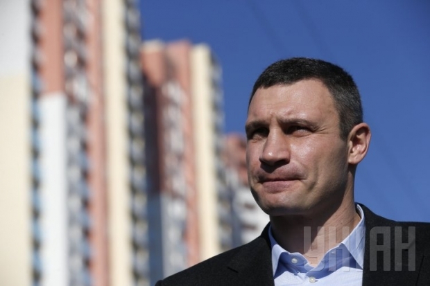 Кличко поручил круглосуточно мыть улицы Киева из-за пожара на нефтебазе