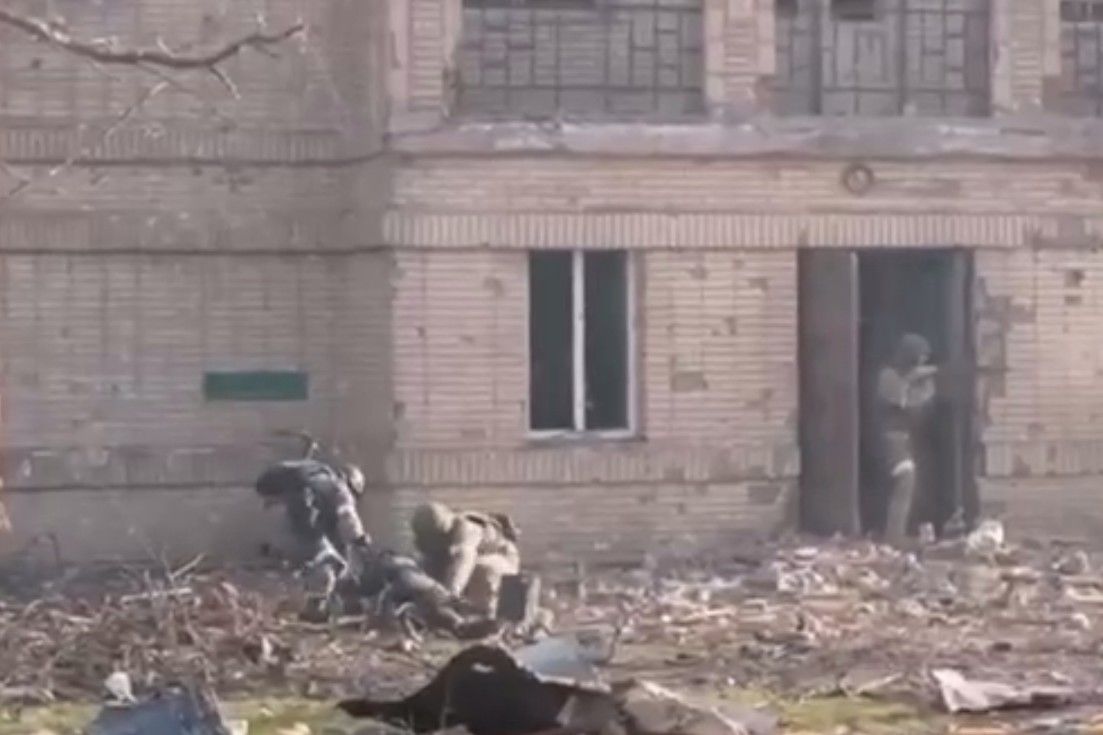 ​Уличный бой в Мариуполе попал на видео: как "военная элита" РФ улепетывала от пуль "Азова"