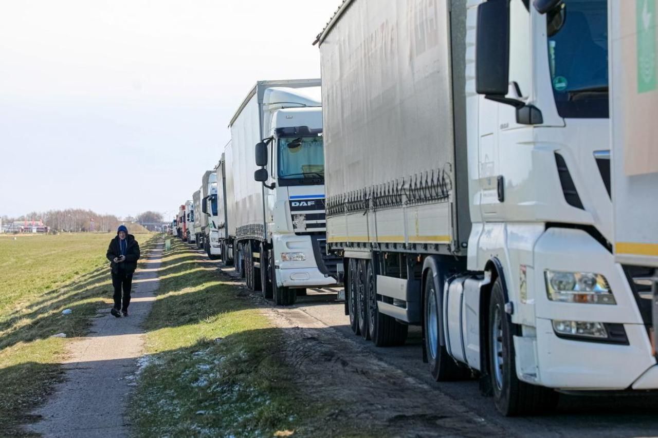 "Двойной удар" СБУ: Украина ударила дронами не только по аэродромам, но и по главному партнеру Кремля