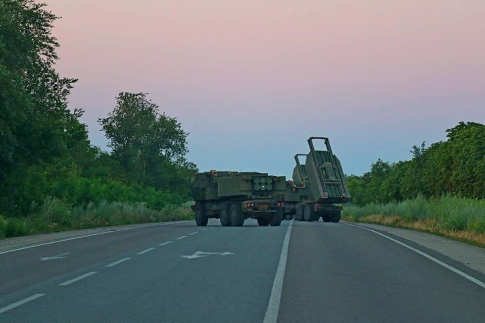 ВСУ пустили в ход РСЗО HIMARS на Запорожском направлении: мощный залп посреди шоссе попал на видео 