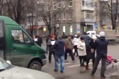 В Днепропетровске на улице Титова жители перекрыли дорогу