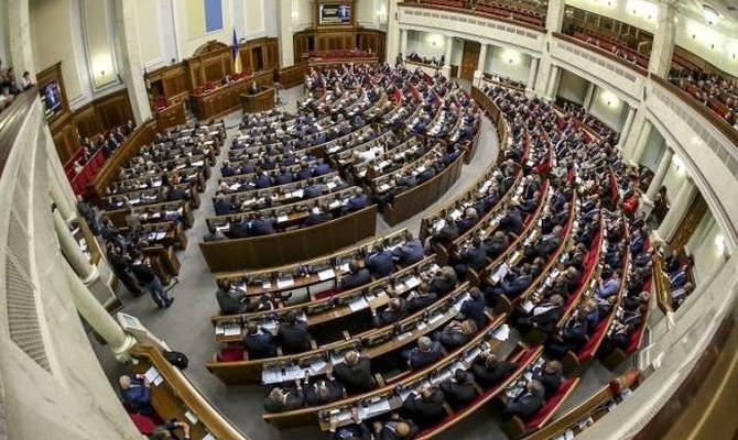 Они трудятся: украинские парламентарии повысили себе зарплату задним числом