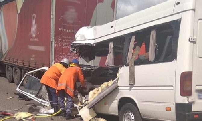Десятки погибших и раненых: в смертельном ДТП на Житомирщине столкнулась маршрутка и грузовик - кадры