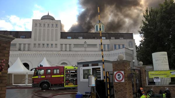 В Лондоне сильный пожар разрушает одну из самых больших мечетей Европы