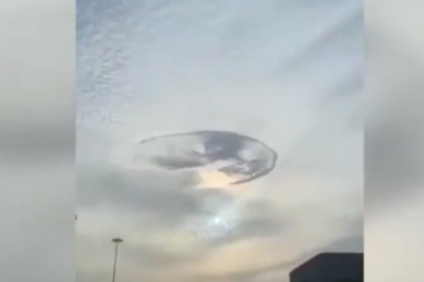 Предвестник конца света появился в ОАЭ: в Сети показали впечатляющее видео зловещей "дыры" в небе