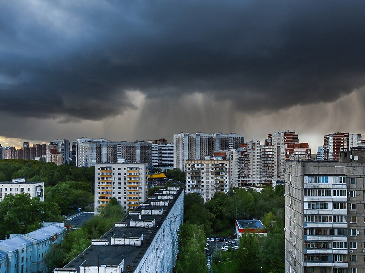 Природа намекает РФ: в Москве снова сильный ураган, на Курилах вулкан выбросил пепел