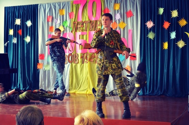В донецкой школе дети на сцене показали, как будут убивать украинцев, - соцсети