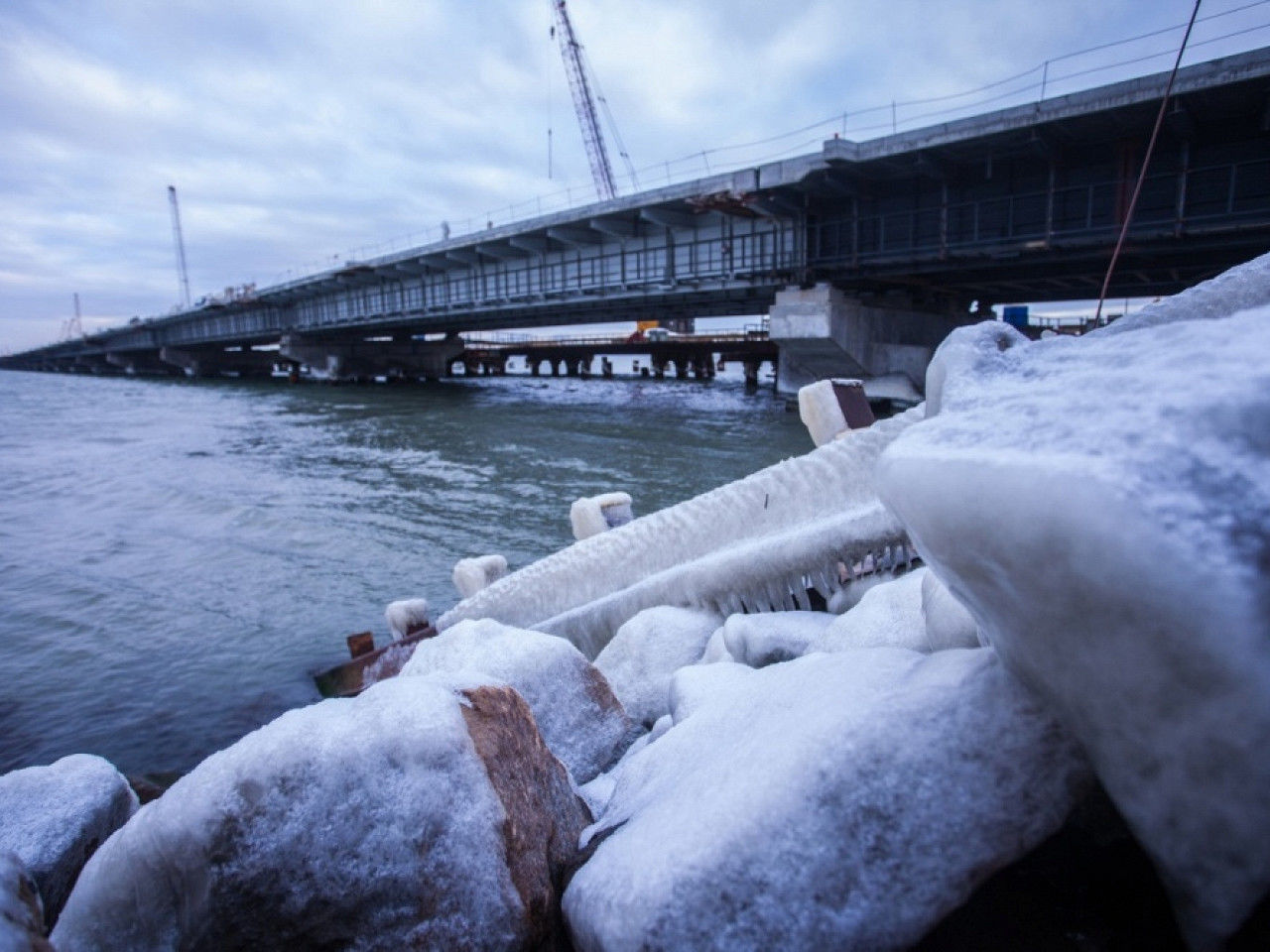 Тонны льда могут разрушить Керченский мост в Крым: замерзшее Азовское море может снести опоры с началом ледохода - СМИ