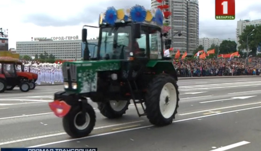 ​Едут тракторы, комбайны, стиральные машины: соцсети высмеяли парад сельхозтехники в Минске ко Дню независимости