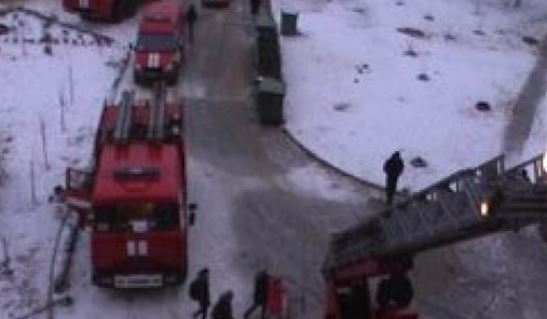 Сильный пожар в Луганске: эвакуированы все жильцы многоэтажки на Мирном, дом полностью обесточен - фото