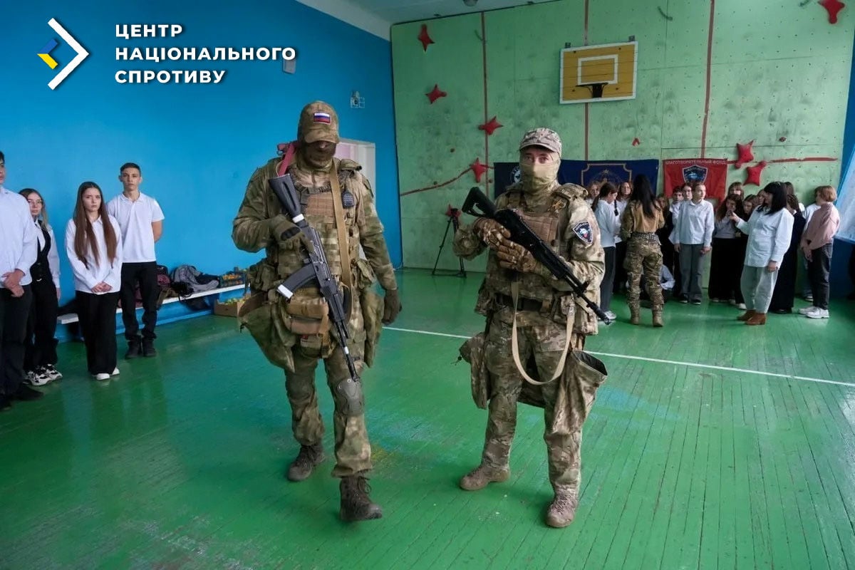 В оккупированном Донецке российских боевиков привлекают к "обучению" детей – ЦНС