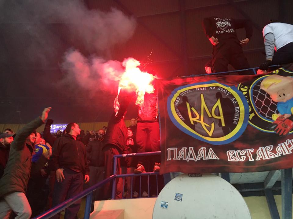 В Харькове на футбольном матче сборной Украины фанаты сожгли флаг Сербии – большого футбола в "первой столице" больше не будет?