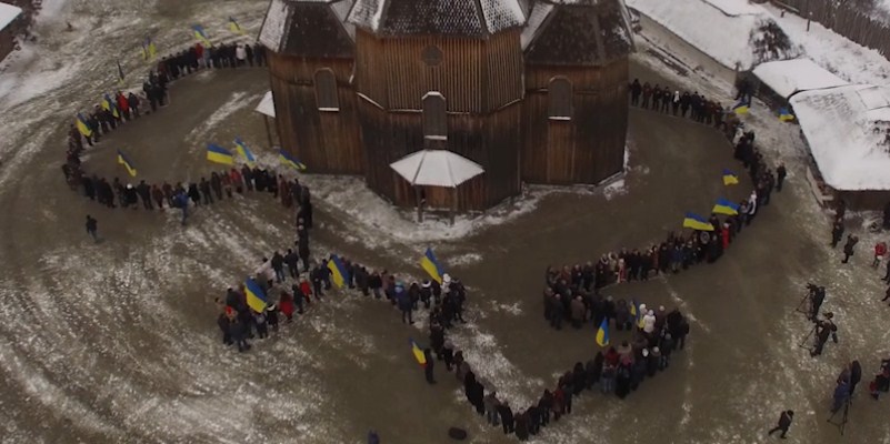 На Запорожской Сечи прошел массовый флешмоб ко Дню Соборности Украины