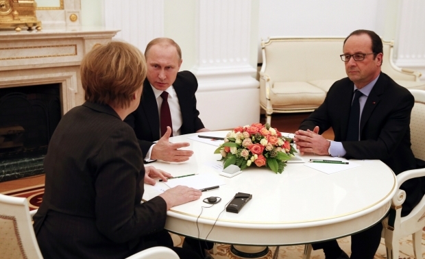 В Кремле заявили, что без согласия Порошенко Путин склонил Меркель и Олланда поддержать быстрый обмен заложников в формате "все на всех"