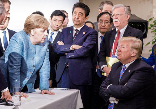 ​"Теперь не говори, что я тебе ничего не даю", - Трамп показательно бросил Меркель конфеты из-за конфликта в G7