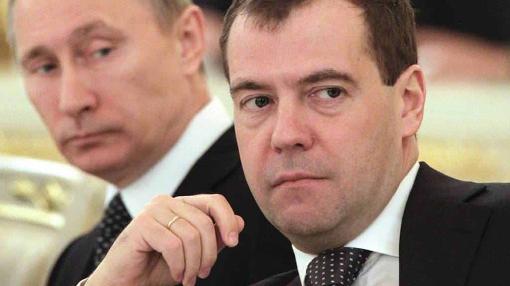 Путин отправит Медведева в отставку: СМИ назвали фамилию нового премьера России 