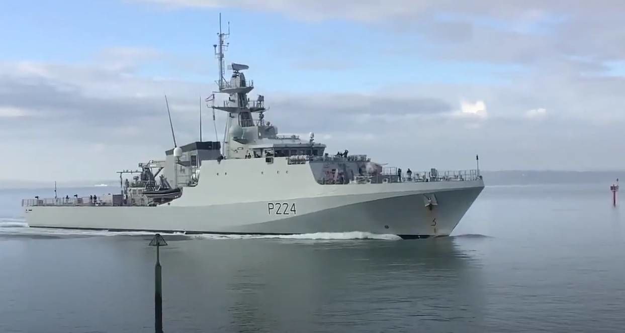 Британский военный корабль HMS Trent "делал нервы" ЧФ России в Черном море, взяв курс на Севастополь 