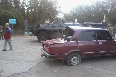 Под Мариуполем БТР протаранил легковой автомобиль: 14 военных не заметили машины