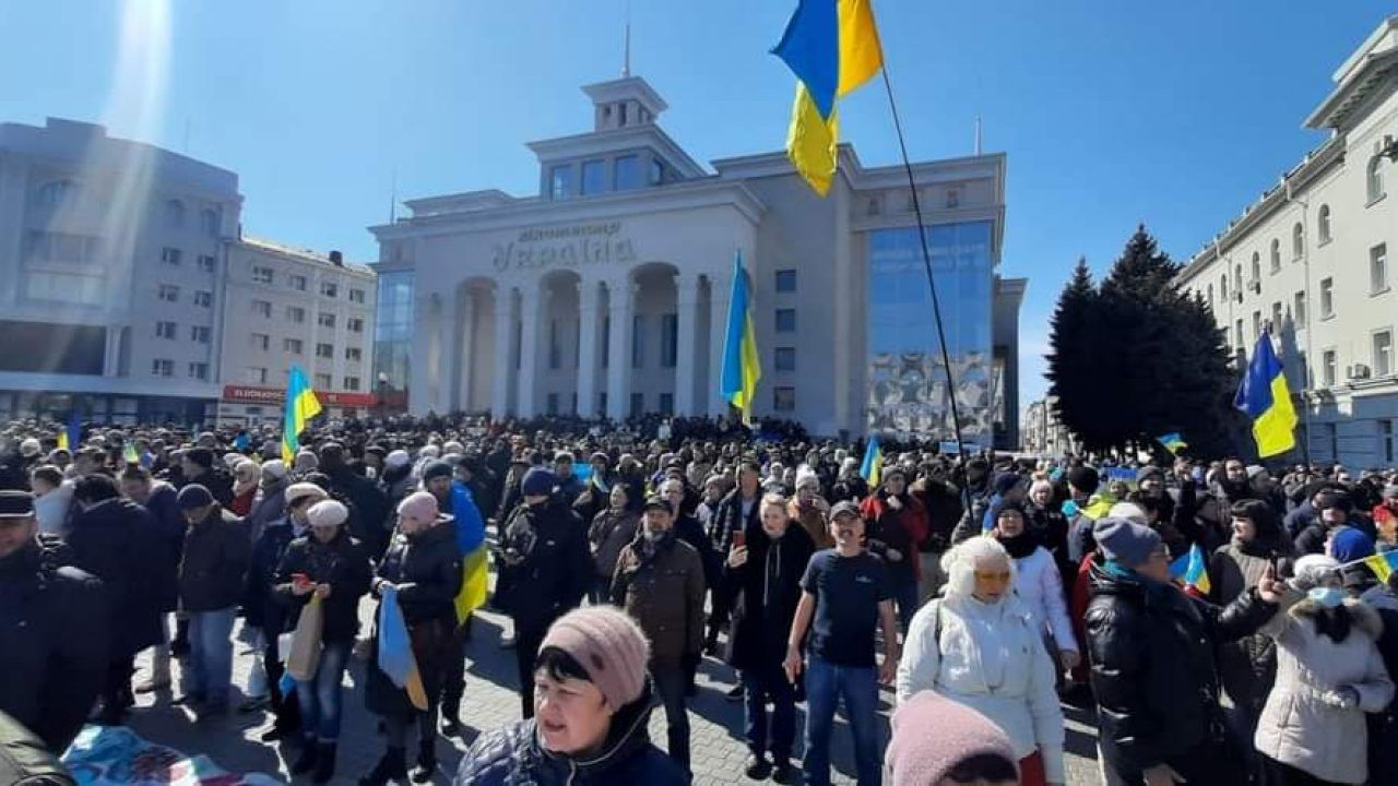 ​Херсонцы устроили "батл" оккупантам, заглушив Гимном Украины включенные советские песни